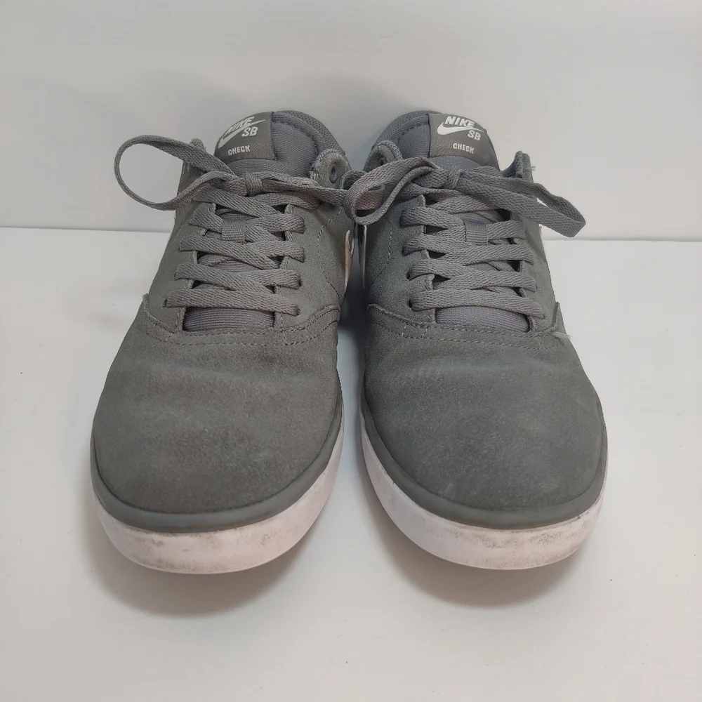 Nike SB Charge Sneakers Mens Size 11 Gray Suede Leather Shoes Lace Up